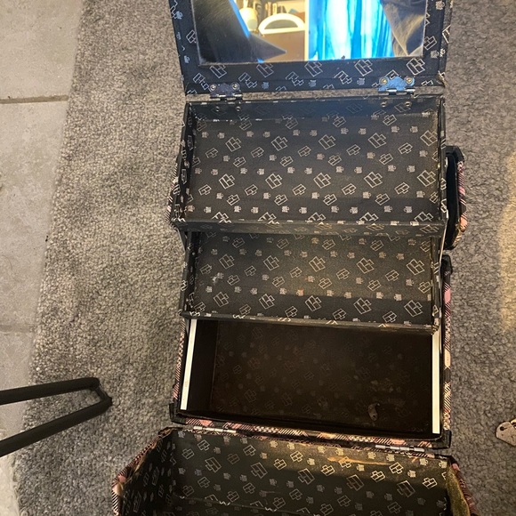 Makeup Box - Picture 4 of 4